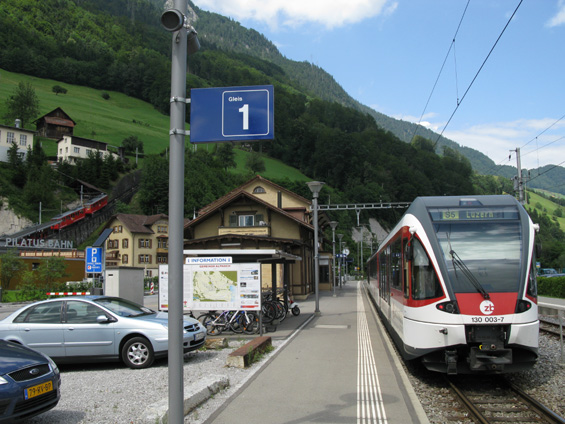 Na Pilatus Bahn ve stanici Alpnachstadt navazuje linka S-Bahnu z nedalekého Luzernu, která kopíruje pobøeží zdejšího jezera. Systém S-Bahnu sestává z celkem 12 linek, které obsluhují široké okolí Luzernu. Nejèastìjšími vozidly jsou právì tyto Flirty od Stadleru.