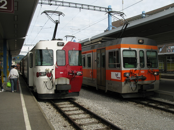 I vlaky projíždìjící pøes mìsto Bulle jsou souèástí integrované dopravy s centrem ve mìstì Fribourg a i vlaky provozuje firma TPF.