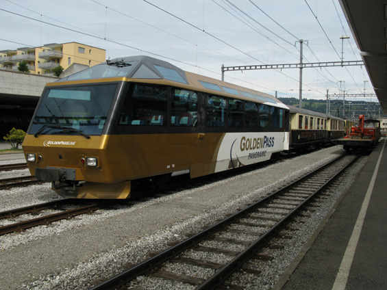 Vyhlídkový vùz vlaku Golden Pass Express, který nabízí ty nejhezèí výhledy na vrcholky švýcarských Alp.