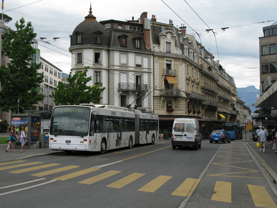Pobøeží Ženevského jezera mezi vzájemnì prorostlými mìsty Vevey a Montreux lemuje samostatná trolejbusová linka è. 1, která jezdí každých 10 minut a její jízdní doba je necelých 40 minut.