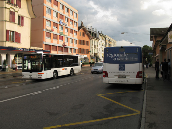 Zastávka u vlakového nádraží je støedobodem samostatné MHD mìsteèka Nyon poblíž Ženevy u pobøeží Ženevského jezera. Mìsto obsluhuje 6 linek. Vìtšinou s midibusy.