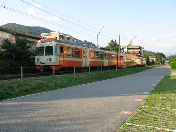 Pøímìstská elektrická jednotka s veselým výrazem spojuje v krátkých intervalech jihošvýcarské, italsky mluvící Lugano s pøíhanièní obcí Monteggio. Pøechod hranic z Itálie do Švýcarska je dopravnì opravdu citelný.