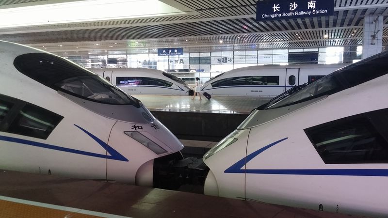Rychlovlak CRH380B vychází z modelu nìmeckého rychlovlaku Siemens ICE-3 Velaro a umí jezdit rychlostí až 380 km/h. Osmivozové jednotky bývají spojovány do dvou. Jižní nádraží, kde zastavují rychlovlaky na trase Guangzhou – Peking, leží jihovýchodnì od centra mìsta.
