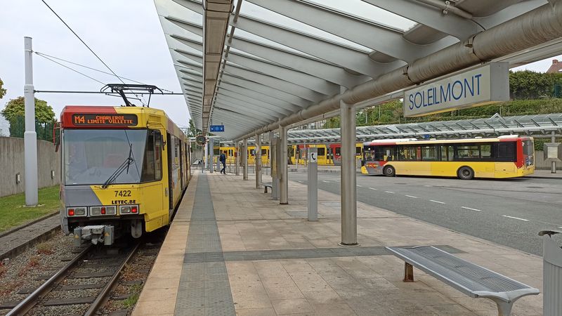 Koneèná Soleilmont je jako jediná vybavena smyèkou, i když všechny zdejší tramvaje jsou obousmìrné. Uvnitø smyèky jsou autobusové zastávky navazujících linek, což umožòuje velmi rychlý a pohodlný pøestup.