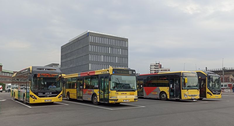 Setkání nejstarších a nejnovìjších mìstských autobusù v Charleroi na provizorním stanovišti u rekonstruovaného jižního nádraží. Citybus pochází z roku 2005, elektrohybridní Volva byla dodána nejdøíve v roce 2017 v poètu 55 kusù, následovala další stokusová dodávka pro tohoto národního belgického dopravce.