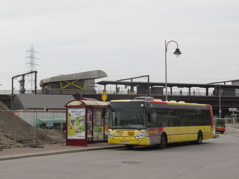 Jeden z nejstarších místních vozù MHD znaèky Irisbus Citelis z roku 2008 na provizorní zastávce poblíž jižního nádraží a v pozadí s nadzemní stanicí Vilette místního prémetra.