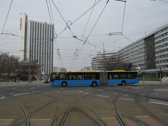Symbolické místo u zastávky Roter Turm naznaèuje, že tramvajová doprava se dochovala pouze v jižní èásti mìsta. Severní sídlištì obsluhují modrožluté autobusy.