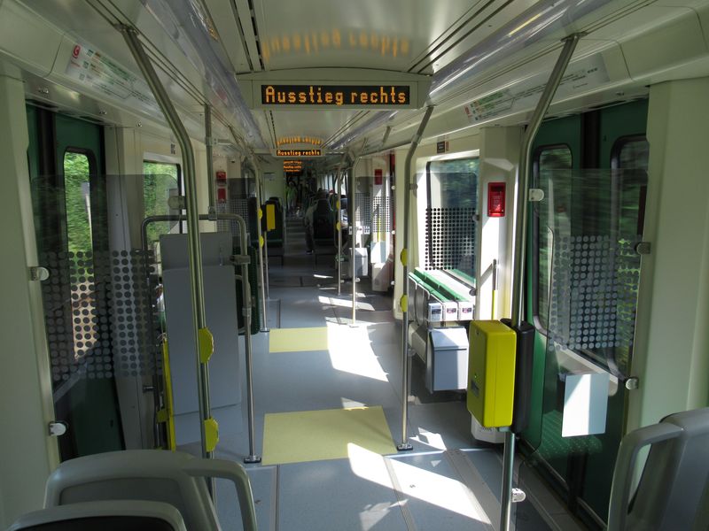 Nové vlakotramvajové jednotky jsou 37 metrù dlouhé, klimatizované s 94 pohodlnými sedaèkami a mají i WC, které se však nesmí v mìstských úsecích používat.