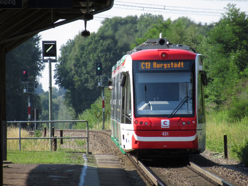 Zde je zachycena vlakotramvaj, pohánìná již naftovým motorem poblíž zastávky Wittgensdorf, kde jezdí soubìžnì s klasickou železnièní dopravou. Tudy jezdí také rychlíky do Lipska. Linky C13, C14 a C15 se z hlavního nádraží rozjíždìjí severovýchodním smìrem po 3 regionálních tratích, každá linka má interval 60 minut.