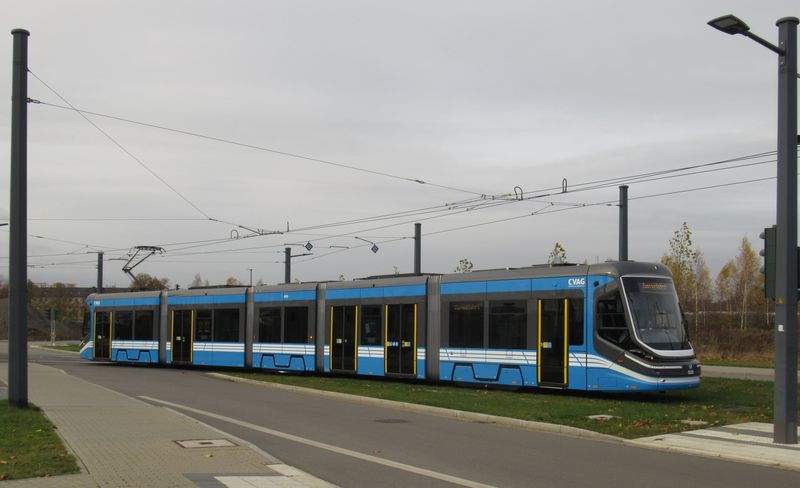 Jedna ze 14 nových mìstských tramvají Škoda vyjíždí ze smyèky Technopark vstøíc centru mìsta. Linka 3 smìøuje na Hlavní nádraží a vede celá soubìžnì s vlakotramvajemi C13-C15, kterým pro obsluhu místních zastávek snižuje souhrnný interval na 10 minut.