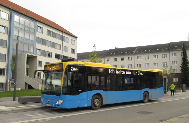 Jeden z nejnovìjších standardních Mercedesù mìstského dopravce CVAG vyèkává na pøíjezd tramvaje z centra v zastávce TU Campus. Autobusy si drží zdejší tradièní modrožlutý nátìr a boèní plochy jsou využívány pro výrazné propagaèní slogany.