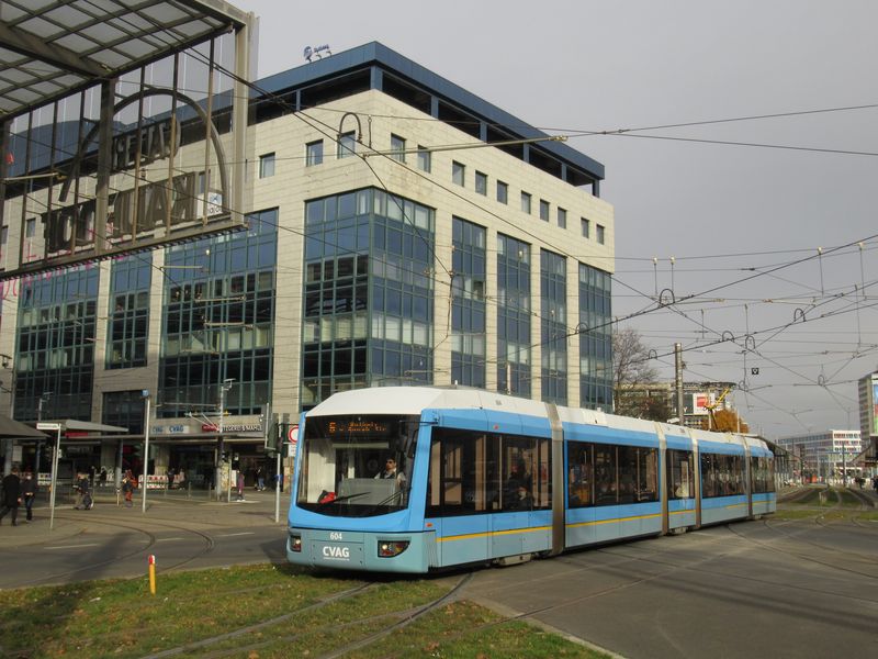 Mìstská jednosmìrná tramvaj poblíž centrálního pøestupního uzlu. Celkem bylo na pøelomu tisíciletí poøízeno 24 tìchto vozidel, z toho 14 jednosmìrných a 10 obousmìrných.