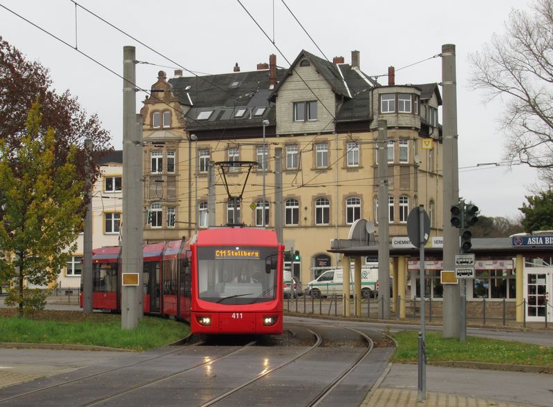 Pùvodní vlakotramvaj od Stollbergu pøijíždí do terminálu Altchemnitz na jihu mìsta, kde je ukonèena soubìžná tramvajová linka 6, toho èasu mimo provoz. Pro tuto linku je k dispozici 6 èervených vozidel Variobahn.