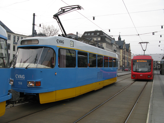 Pøed hlavním nádražím jsou proti sobì ukonèeny linky 4 a dvojlinka 6+522, která jezdí spolu do ètvrti Altchemnitz. Dál už pokraèuje jen linka 522 po železnièních kolejích do Stollbergu.