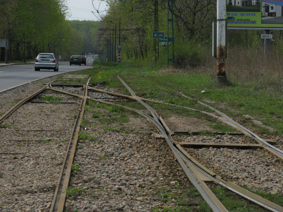 Dvoukolejná zelená tra� pøicházející do ètvrti Lagiewniki ležící severozápadnì od Chorzówa. Jezdí tudy linky 7 a 17. Linka 7 je provizornì ukonèena na pøilehlé køižovatce.