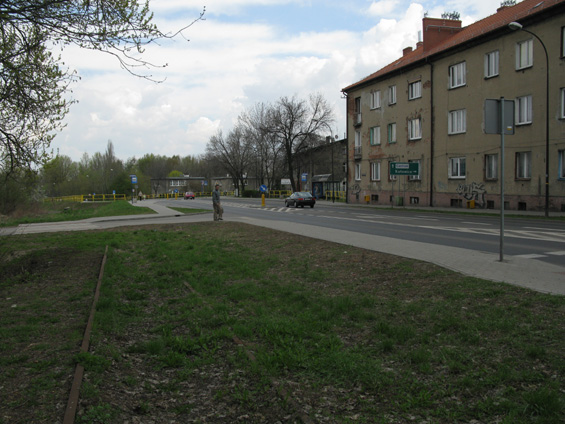 Pozùstatek trati Lagiewniki - Bytom. Z evropských penìz se zatím opravila okolní silnice. Snad se doèká i tramvajová tra�.