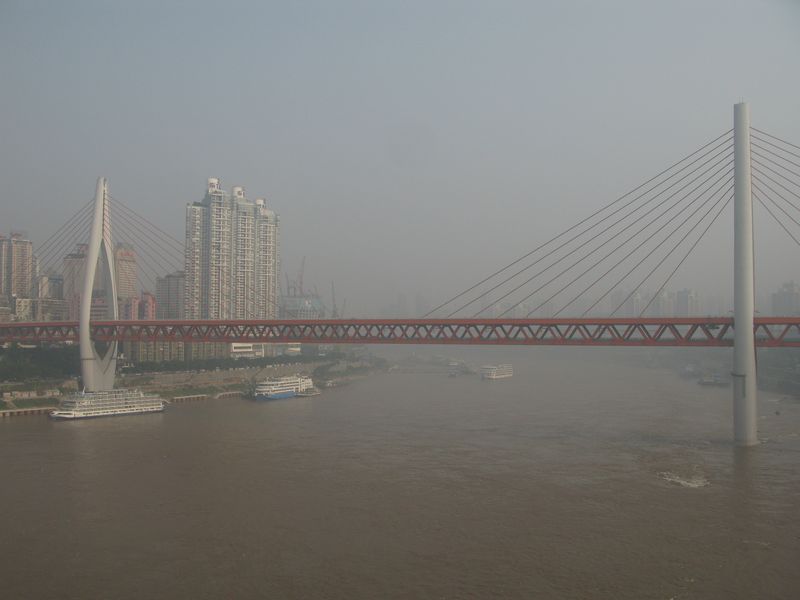Toto je onen nový most postavený vedle poslední visuté lanovky v Chongqingu. Dolním patrem mostu projíždí zatím nejnovější linka metra č. 6, která byla zprovozněna v roce 2012 a po dvou podobných mostech spojuje centrum Chongqingu s jihovýchodními i severozápadními předměstími. Toto metro je vedeno částečně pod zemí, na okrajích trasy spíše na povrchu.