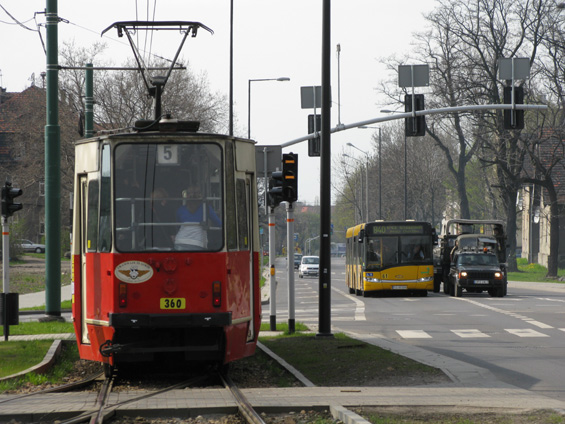 A ještì jednou tramvaj Konstal 111N na krátké jednokolejce, která zùstala zachována, i když zde došlo k rekonstrukci trati a místa na dvì koleje je tu dost.