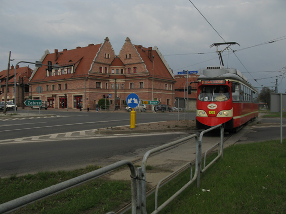 Další ex-vídeòská tramvaj na jednokolejné trati na køižovatce poblíž mìsta Ruda Slaska. Ve smìru od Chebzie se tu rozdvojují linky 1 a 18.