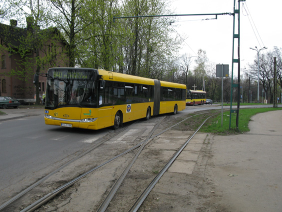 I tady nedaleko smyèky Chebzie jede pøes rozbité koleje houževnatý Solaris na rychlíkové lince 840, která kopíruje pomalé tramvaje.