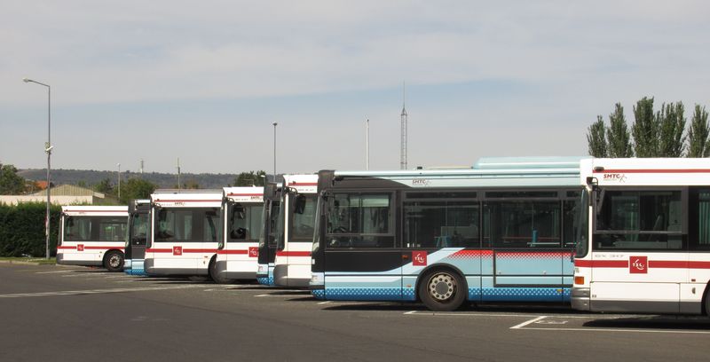 Rùzné nátìry mìstských i pøímìstských autobusù v garážích hlavního dopravce T2C. Na autobusech jsou také loga místní dopravní autority SMTC.