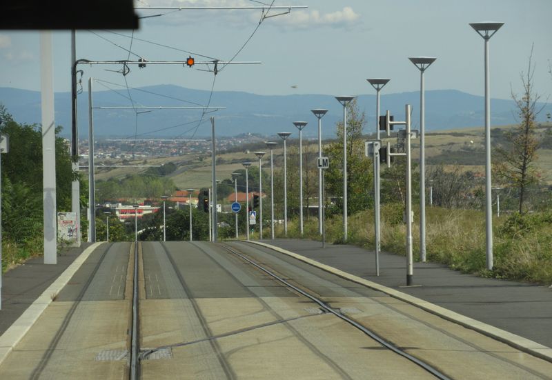 Po trase tramvajové linky bývají také výhybny pro možnost operativního zkracování linky. Jižní èást tramvajové trati je pomìrnì kopcovitá, po opuštìní centra tramvaje táhle stoupají, aby pak opìt sklesaly ke své jihovýchodní koneèné u nádraží La Pardieu.