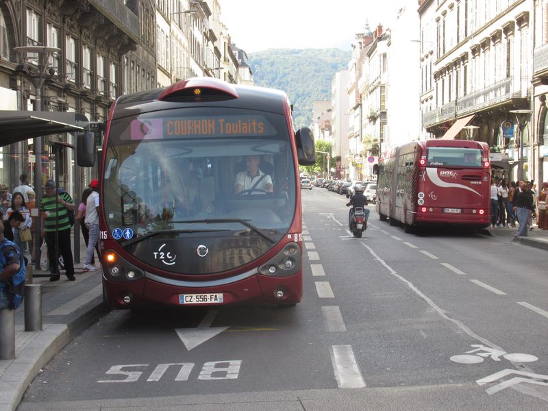 Zastávka Jaude pro páteøní autobusové linky B a C, které obsluhují východ a západ mìsta. Linka B mìla být pùvodnì druhá linka tramvaje na pneumatikách, nakonec však zùstalo u levnìjších, by� speciálních autobusù. V roce 2014 se do páteøního systému pøidala ještì linka C.