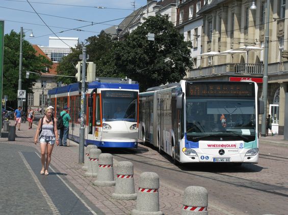 Nejnovìjší dodávku tramvají, které vypadají velmi podobnì jako jejich pøedchùdkynì, zajistil Alstom v poètu 18 kusù v roce 2007 a liší se pøedevším èelní maskou a klimatizací prostoru pro cestující. U hlavního nádraží se potkávají tramvajové i autobusové linky.