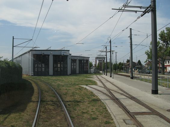 Na koneèné zastávce rychlodrážní trati do sídliš� na severovýchodì Darmstadtu u železnièní zastávky Kranichstein je i malá úschovna tramvají, jedna ze tøí vozoven.
