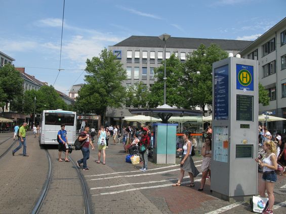Zajímavý prostor nabízí centrální námìstí Luisenplatz, které je koncipováno jako jedna velká pìší zóna s poklidným provozem tramvají i autobusù.