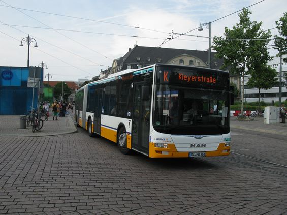 Mìstský dopravce obnovuje vozový park také nízkopodlažními MANy. V Darmstadtu pøevažují kloubové autobusy nad standardními.