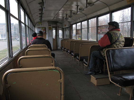 Interiér staré tramvaje - tyto vozy jezdí na linkách 1 a 2. Prùvodèí má vyhrazené místo u zadních dveøí.