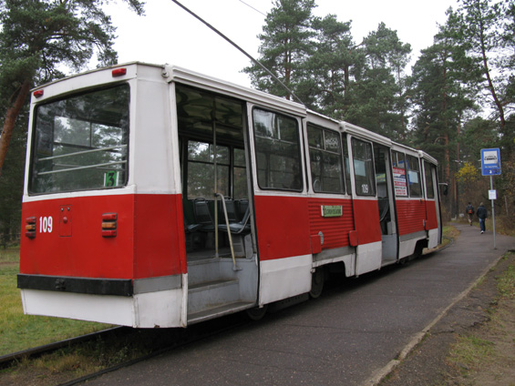 U vozù KTM-5 jsou široké dveøe odsouvány pomocí mohutného bohatì naolejovaného øetìzu.