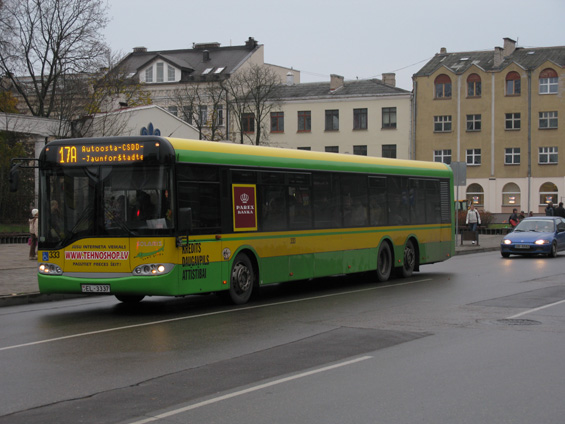Kromì tramvají zajiš�ují mìstskou dopravu v Daugavpils také autobusy s velmi rozmanitým vozovým parkem. Obsluhují hlavnì sídlištì, kam již tramvaje nedosáhnou.