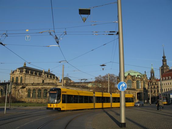 Tramvajové linky 4, 8 a 9 projíždìjí kolem turistického magnetu Drážïan - místní galerie Zwinger. Hned za rohem je významný pøestupní bod Postplatz.