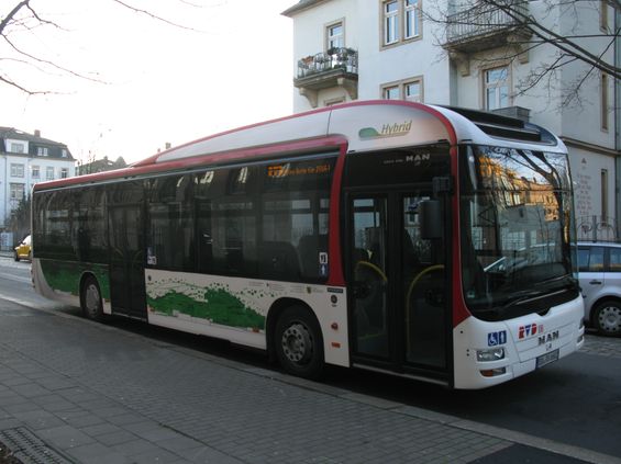I na pøímìstských linkách se již mùžete setkat s hybridními autobusy. Tento MAN patøí soukromému dopravci RVD, který mimo jiné provozuje i linku 398 do èeských Teplic.