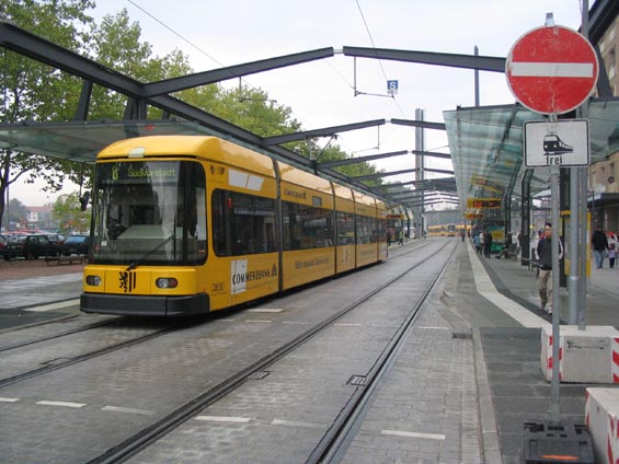 Centrální pøestupní bod Postplatz doznal radikální zmìny. V jedné zastávce se odbavují tramvaje i autobusy.