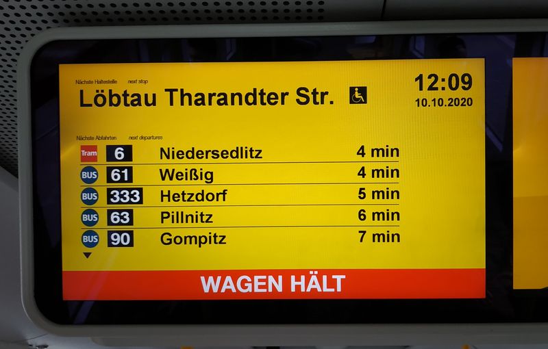 LCD displeje uvnitø vozidel slouží také pro zobrazení možných pøestupù na jiné linky v následující zastávce.