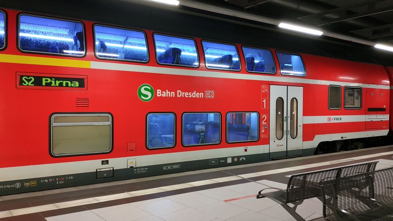Na linkách drážïanského S-Bahnu se setkáte s tìmito dvoupodlažními vratnými soupravami taženými klasickou elektrickou lokomotivou. Jediná podzemní stanice v Drážïanech se nachází pod místním letištìm na severu mìsta.