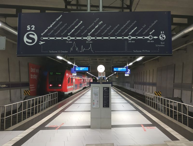 Podzemní stanice Letištì je koneènou linky S2, která sem byla prodloužena v roce 2001. Tato linka jezdící v intervalu 30 minut pokraèuje z Hlavního nádraží spolu se základní linkou S1 do Pirny a tvoøí zde 15minutový takt.