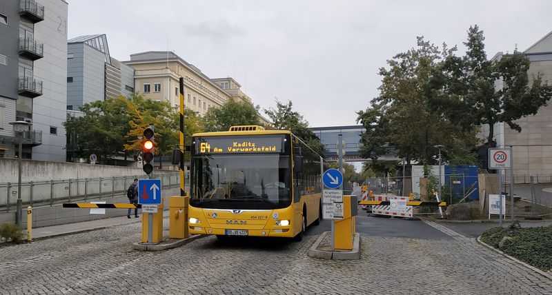 Metrobusová linka 64 vedená od severozápadu na jihovýchod projíždí také areálem fakultní nemocnice ve ètvrti Johannstadt, kde si otvírá závoru zabraòující prùjezdu ostatních vozidel, která nejedou dovnitø nemocnice.