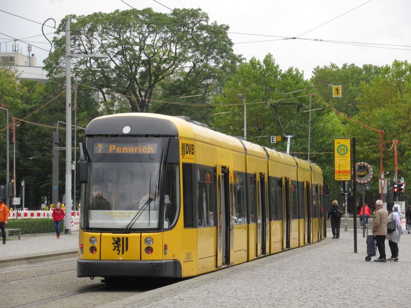 Nejdelší varianta tramvaje Bombardier øady 2800 na severojižní lince 7 v zastávce Albertplatz. Drážïany plánují obnovit a doplnit vozový park novými tramvajemi od téhož výrobce. Oproti tìmto 45metrovým dlouhánùm budou nové tramvaje sice stejnì dlouhé, ale o 30 cm širší. První nové vozy by mìly dorazit v roce 2021.
