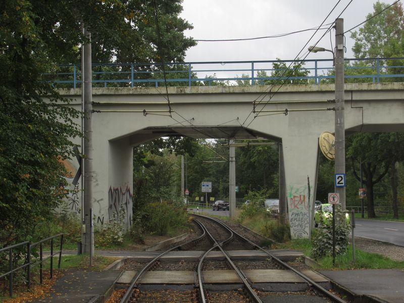 Jednokolejný úsek tramvajové trati do severního pøedmìstí Weixdorf pro linku 7 zde podjíždí železnièní tra� pro linku S2 smìøující na letištì.