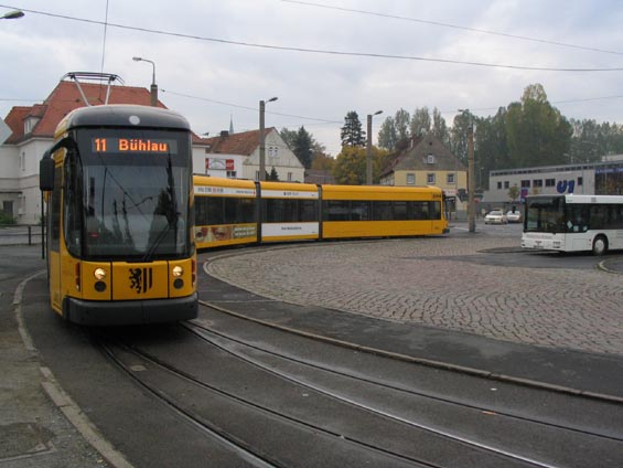 Nejdelší drážïanskou tramvaj je obtížné nasoukat do zábìru celou.