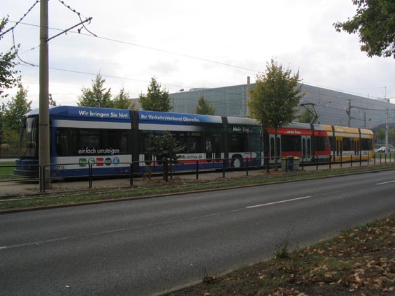 Tramvaj, co vypadá jako vlak, autobus a tramvaj dohromady je jednou z forem propagace veøejné dopravy.