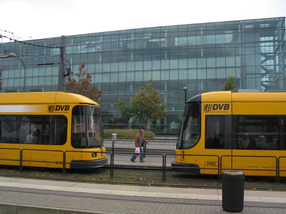 Nové tramvaje u sklenìné továrny Mercedesu, odkud vyjíždí také nákladní tramvaj.