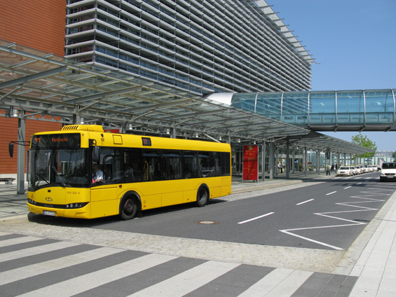 Midibus Solaris zastavuje u drážïanského letištì. Hlavním dopravním prostøedkem spojujícím letištì s mìstem je však S-Bahn. Z podzemní stanice tu vyjíždí vlaky co pùlhodinu.