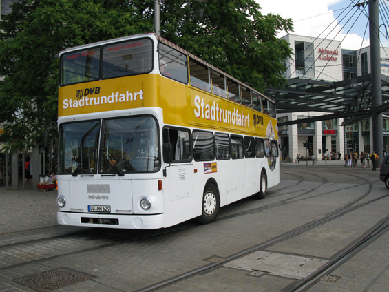 Drážïanský dopravní podnik provozuje také vyhlídkové jízdy pro turisty se skoro historickými dvoupatrovými autobusy.