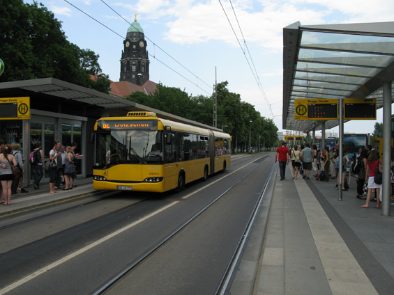 Solaris ve spoleèné zastávce Prager Strasse, kde zastavují tramvaje i páteøní autobusvá linka 62. Tato tra� køíží pìší zónu mezi hlavním nádražím a starým trhem (Altmarkt).