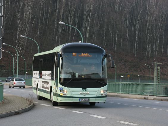 Autobusové linky v Bad Schandau i v nedalké Pirnì provozuje dopravce OVPS s autobusy rùzné délky i podlahové výšky v zeleném nátìru. V Bad Schandau najdete hned dvì autobusová stanovištì - jedno na levém bøehu Labe u vlakového nádraží a druhé na pravém bøehu poblíž historického centra. Stejný dopravce provozuje i zdejší údolní tramvaj.